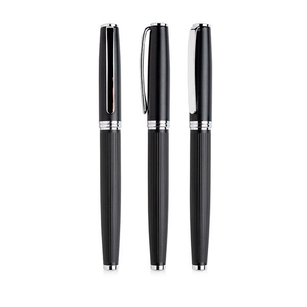 Roller em metal, com corpo texturado. Kingly